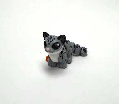 Snow Leopard Flexi Keychain - Image 2
